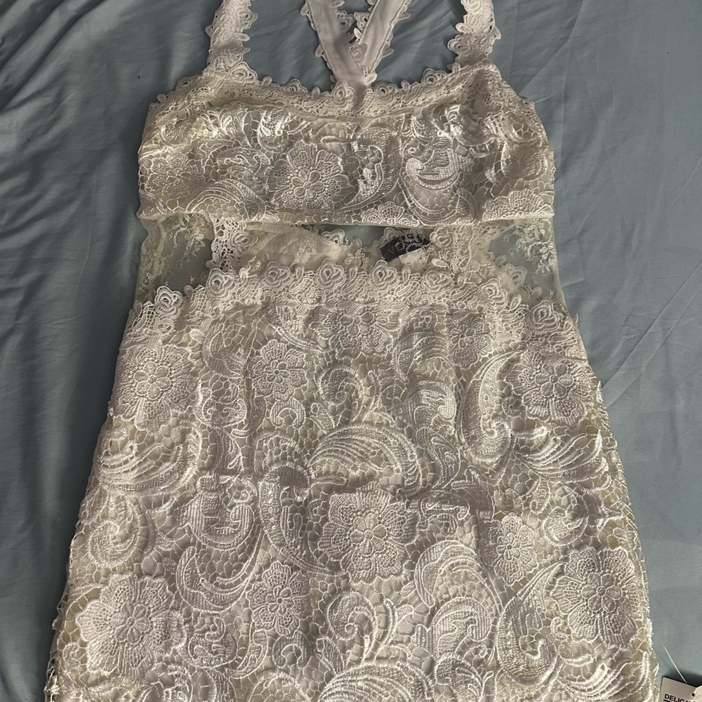 VENUS White Midi Dress with Intricate Lace Design